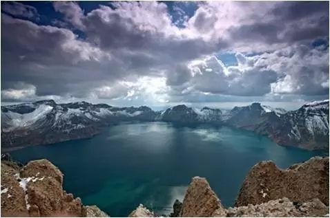 在长白山,春赏繁花似锦,夏听松涛如歌,秋观枫叶如火,冬游广寒仙境.