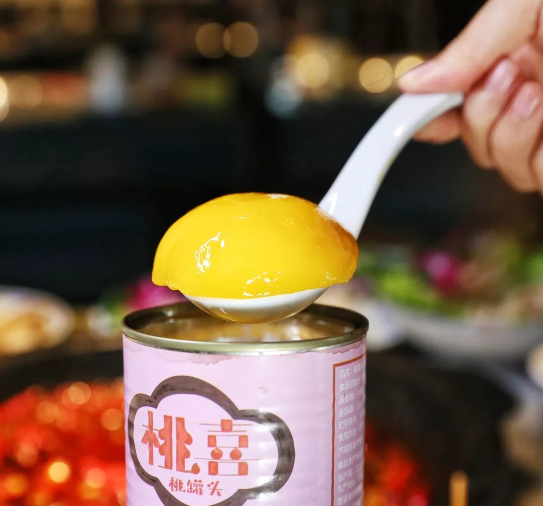 他家黄桃罐头造型很有年代感,是专门定制的复古风设计,像它的名字一样