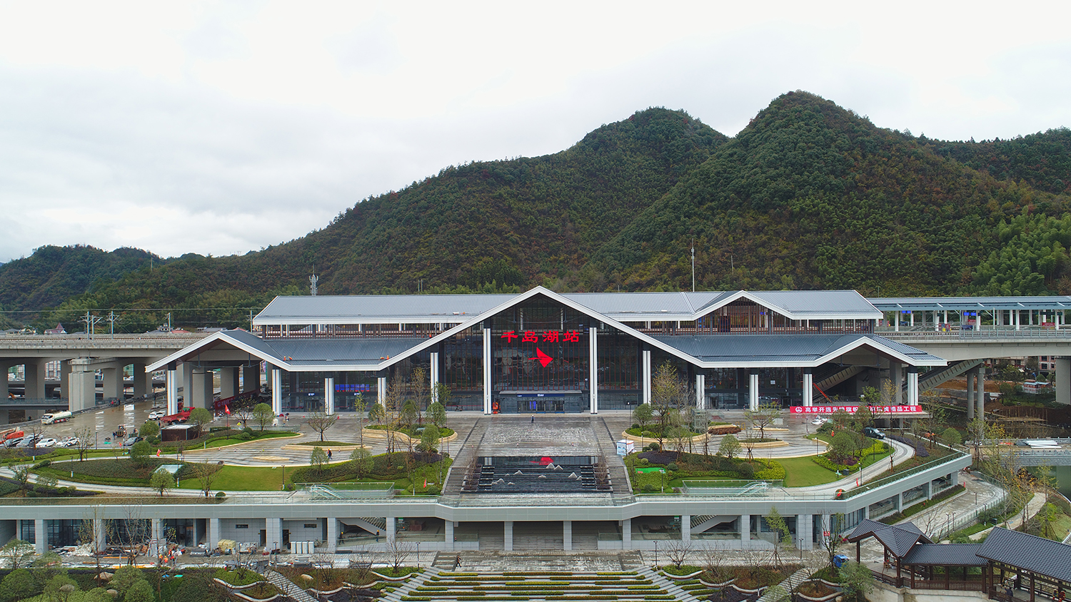 传说中最美高铁站杭黄铁路千岛湖站开通